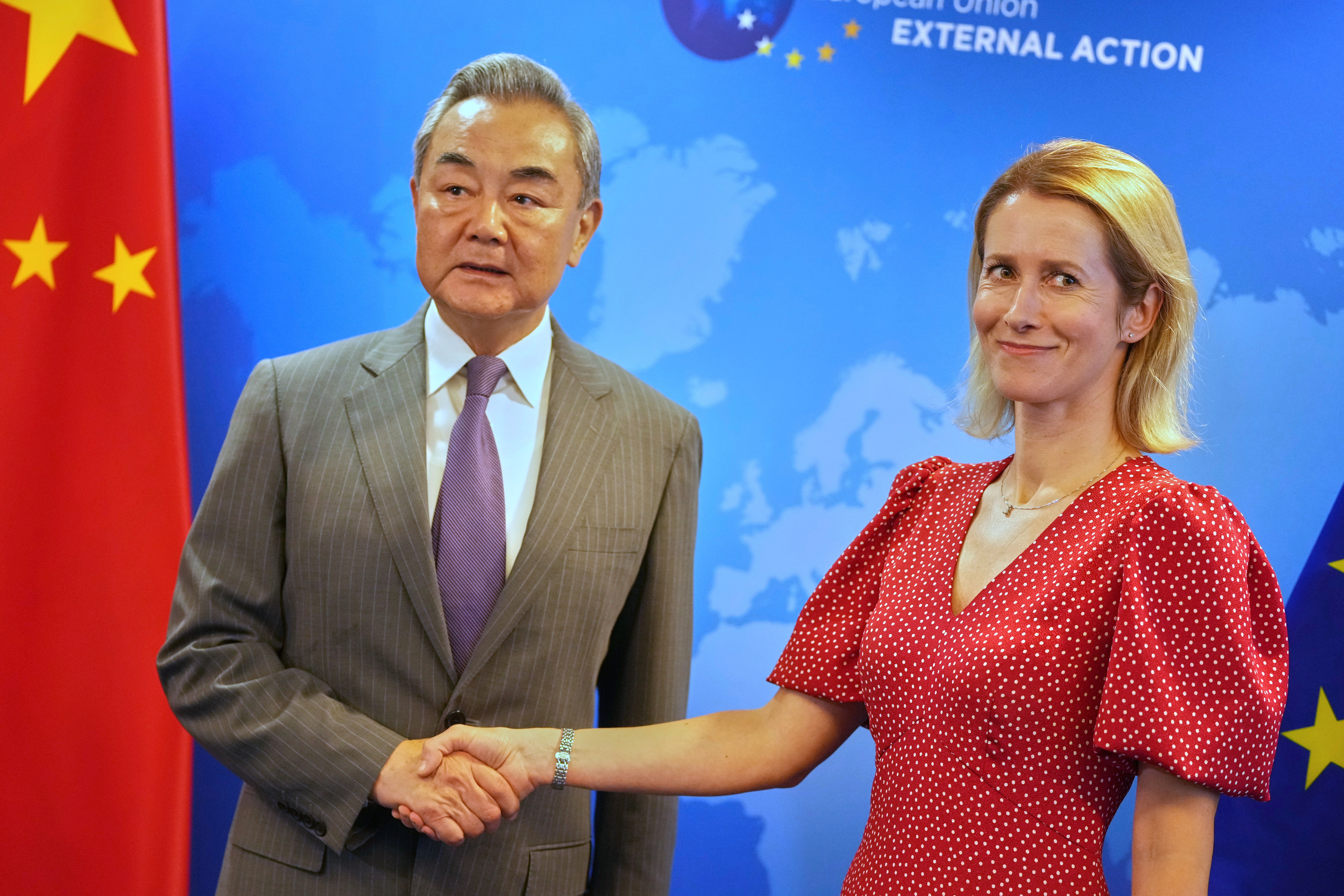 Šéfka európskej diplomacie Kaja Kallasová a čínsky minister zahraničných vecí Wang I